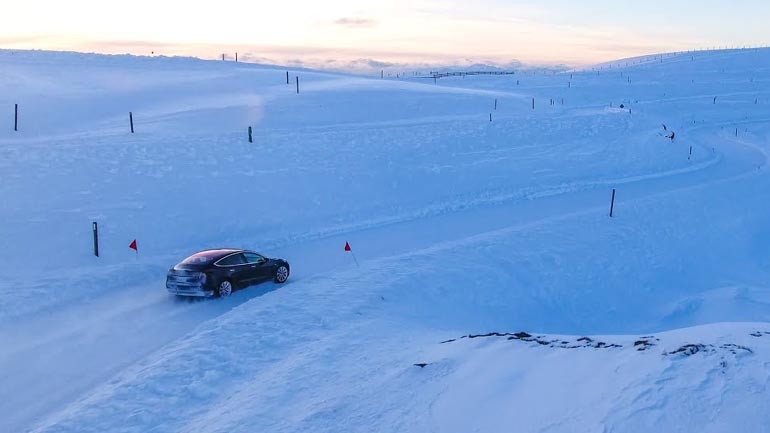 Δείτε το Tesla Model 3 να «χορεύει» στο χιόνι